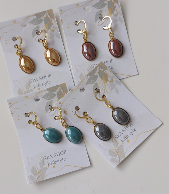 Korvakorut helmiäisellä ja kullanhohdolla – Kirurginterästä