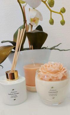 Aveturiini Huonetuoksu 125 ml & Hortenssia-soijavahakynttilä lahjapakkauksessa