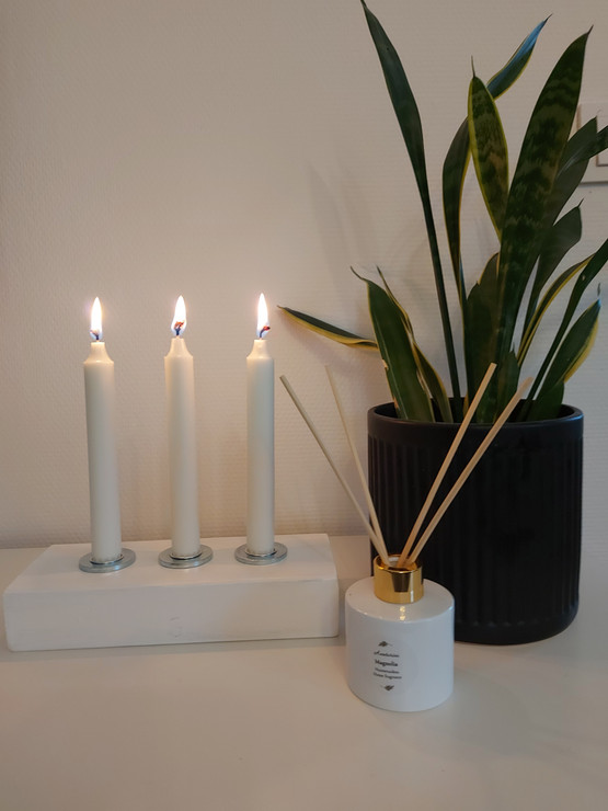 Rustiikkinen adventtikynttelikkö valkoinen