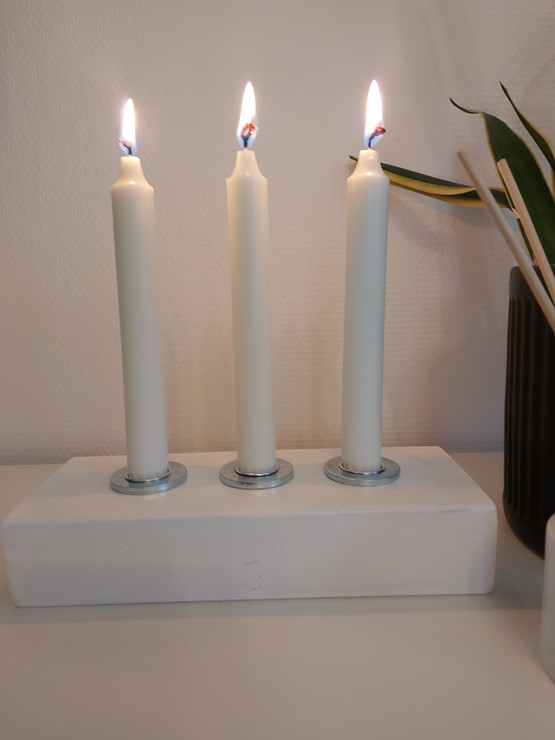 Rustiikkinen adventtikynttelikkö valkoinen