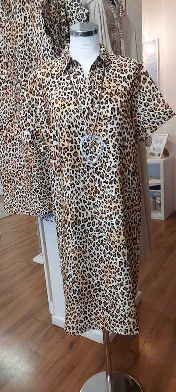 Leopardikuosinen mekko