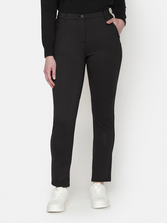 Nadja , mustat housut