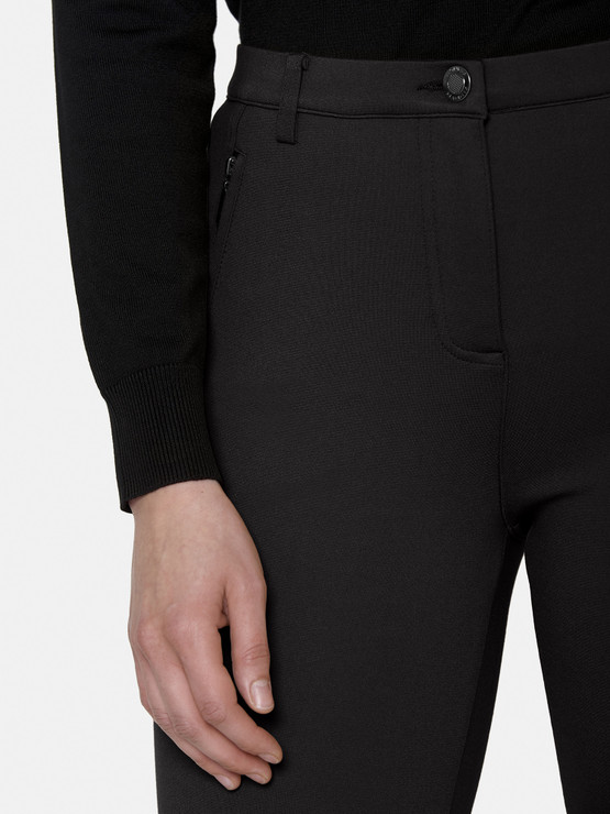 Nadja , mustat housut