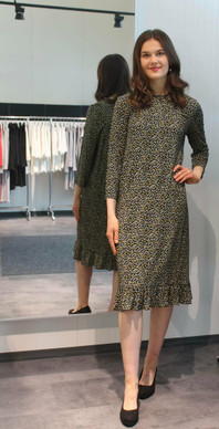 Niccolei frillahelmamekko kukkakuosilla.