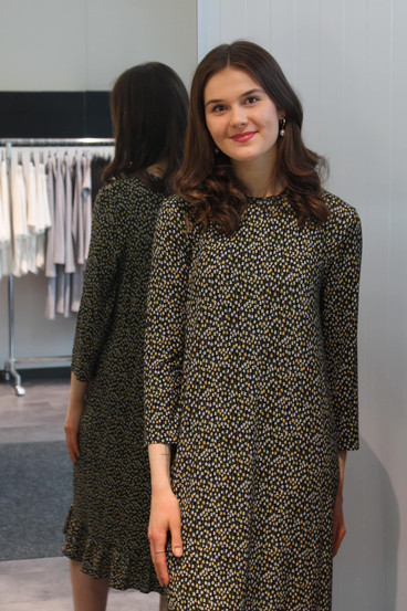 Niccolei frillahelmamekko kukkakuosilla.