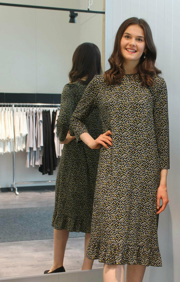 Niccolei frillahelmamekko kukkakuosilla.