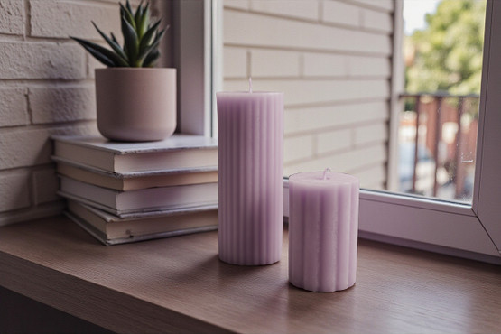 Steariini- soijavaha läpivärjätty kynttilät huurteisissa  sävyissä. 