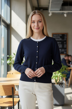 Cocco-tyylinen ja elegantti neuletakki – tummansininen helminapeilla