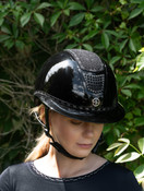 FP Quantinum EOS 2.0 Shiny ratsastuskypärä aurinkolipalla, musta