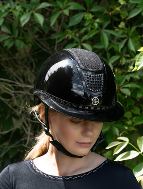 FP Quantinum EOS 2.0 Shiny ratsastuskypärä aurinkolipalla, musta