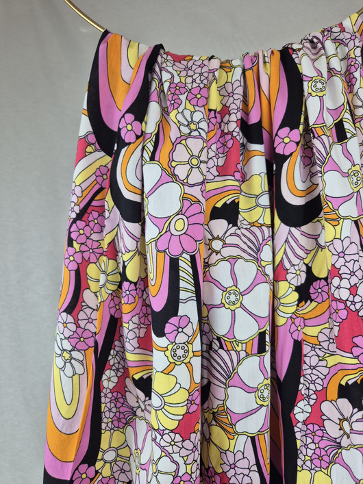 KUDOTTU VISKOOSI - RETRO MUSTA-PINKKI