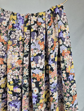 KUDOTTU VISKOOSIKREPPI - FLOWERS BLACK