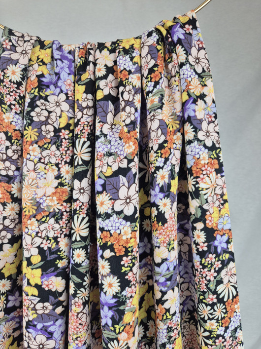 KUDOTTU VISKOOSIKREPPI - FLOWERS BLACK