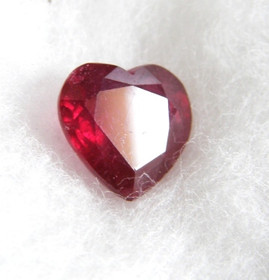 Ruby 2,4 ct VS heart
