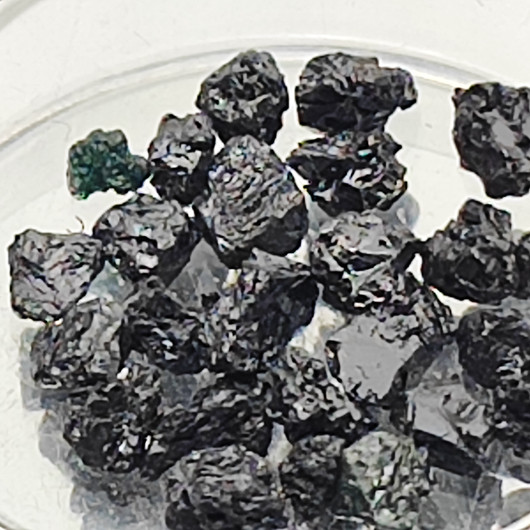 Raakatimantti harvinainen black diamond hiomattomana