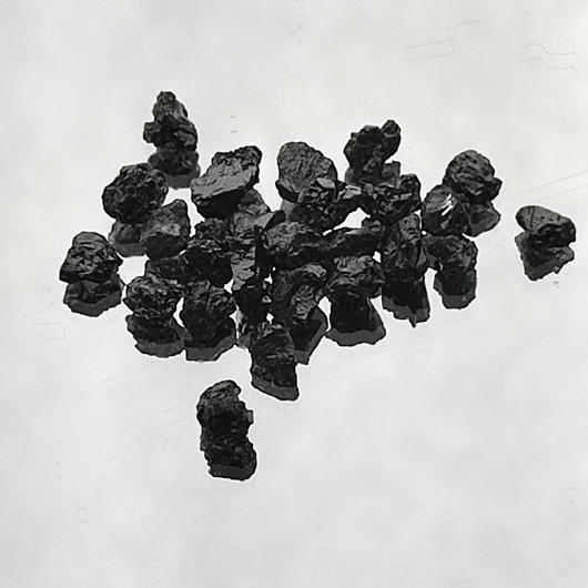 Raakatimantti harvinainen black diamond hiomattomana