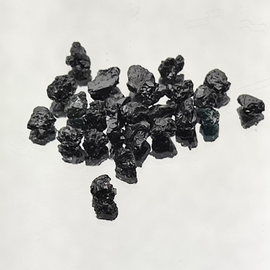 Raakatimantti harvinainen black diamond hiomattomana