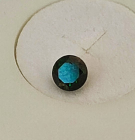 harvinaisempi puolen karaatin vihreäsävyinen timantti