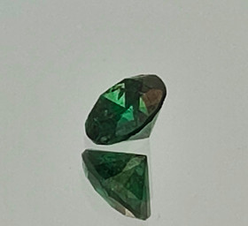 harvinaisempi puolen karaatin vihreäsävyinen timantti