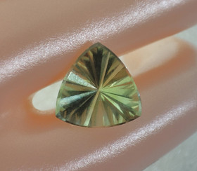 Lemon quortz 2,3 ct, kolmio kuvallisella aitoustodistuksella