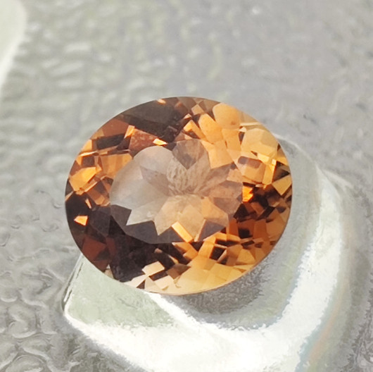 Imperial Topaz rarity 13 x 11 mm / 7,6 ct oval