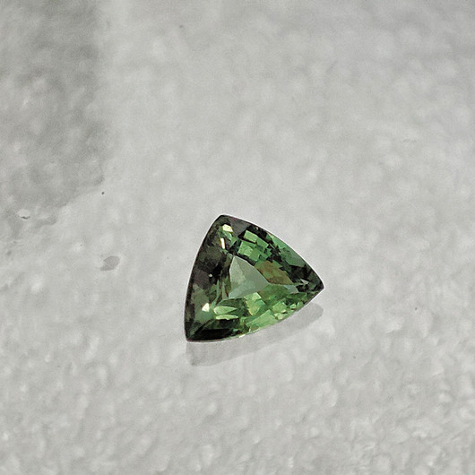 Aleksandriitti kolmio, selvä värinvaihto