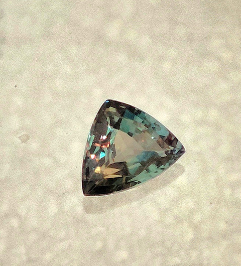 Aleksandriitti kolmio, selvä värinvaihto