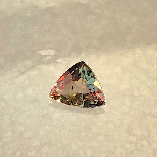 Aleksandriitti kolmio, selvä värinvaihto