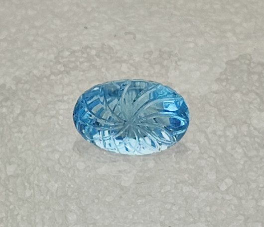 Käsin kaiverrettu ovaali topaasi 8 ct