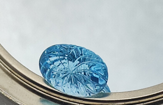 Käsin kaiverrettu ovaali topaasi 8 ct