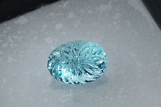 Käsin kaiverrettu ovaali topaasi 8 ct