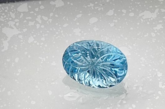 Käsin kaiverrettu ovaali topaasi 8 ct