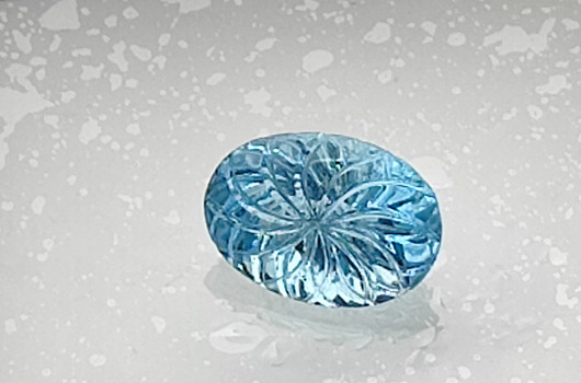 Käsin kaiverrettu ovaali topaasi 8 ct