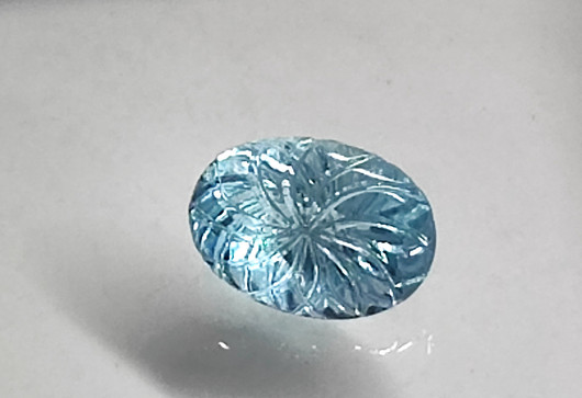 Käsin kaiverrettu ovaali topaasi 8 ct