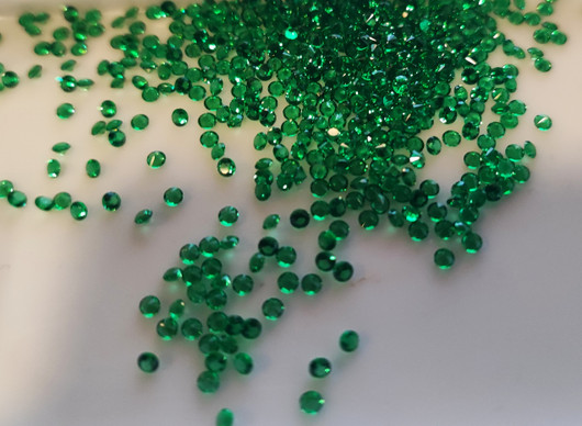 Emerald  ( synt. ) round 2mm / price for 14pcs