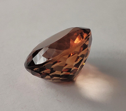 Imperial topaz 14,7 mm / 12 ct Brasiliasta kullan ruskeilla loisteilla ovaali 