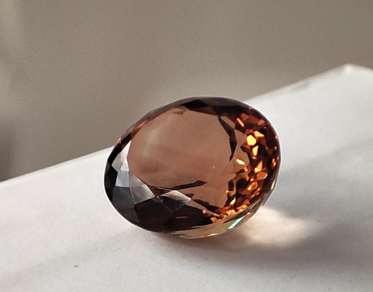 Imperial topaz 14,7 mm / 12 ct Brasiliasta kullan ruskeilla loisteilla ovaali 