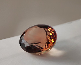 Imperial topaz 14,7 mm / 12 ct Brasiliasta kullan ruskeilla loisteilla ovaali 