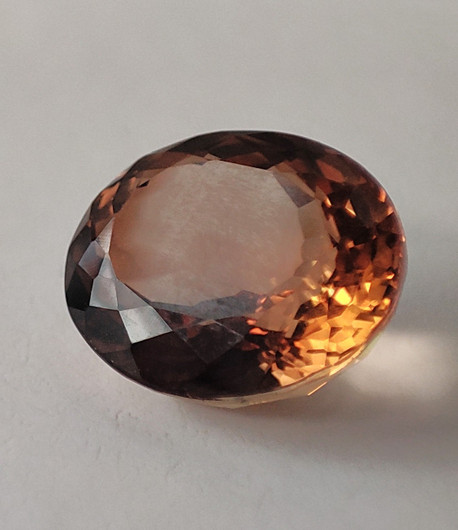Imperial topaz 14,7 mm / 12 ct Brasiliasta kullan ruskeilla loisteilla ovaali 