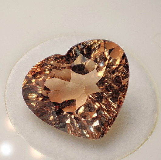 Imperial topaz , loistavan säkenöivä sydän hionta 8,8ct / 13,4mm