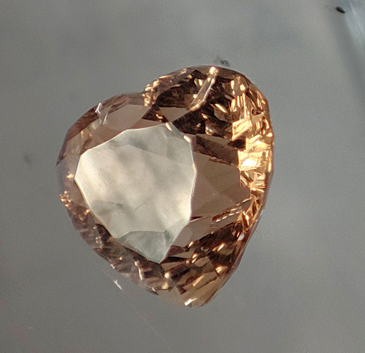 Imperial topaz , loistavan säkenöivä sydän hionta 8,8ct / 13,4mm