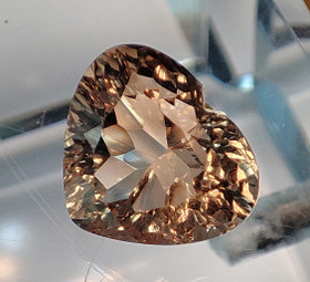 Imperial topaz , loistavan säkenöivä sydän hionta 8,8ct / 13,4mm