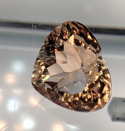Imperial topaz , loistavan säkenöivä sydän hionta 8,8ct / 13,4mm