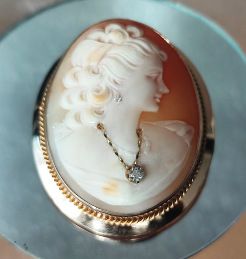 camée brooch / pendant  , handcarved by Master carver
