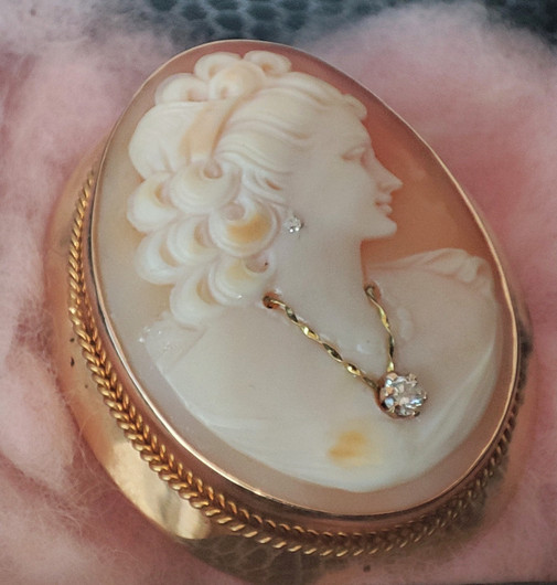 camée brooch / pendant  , handcarved by Master carver