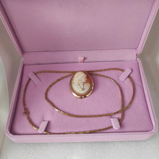 camée brooch / pendant  , handcarved by Master carver