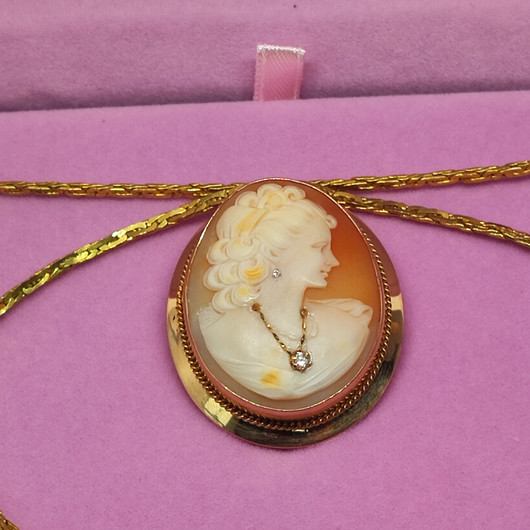 camée brooch / pendant  , handcarved by Master carver