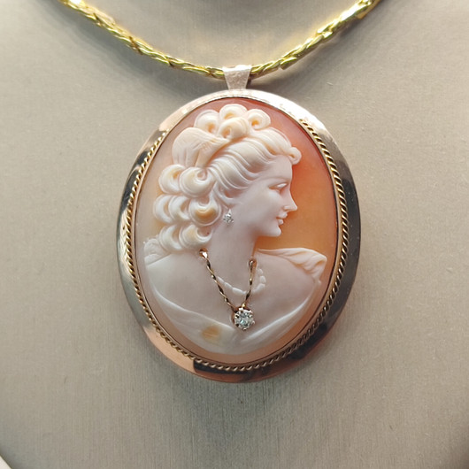 camée brooch / pendant  , handcarved by Master carver
