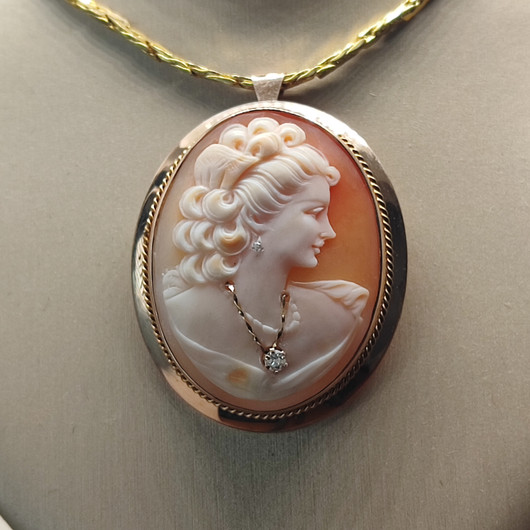 camée brooch / pendant  , handcarved by Master carver