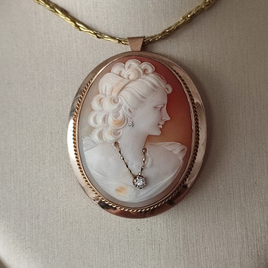 camée brooch / pendant  , handcarved by Master carver